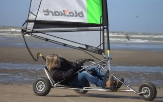 Blokart by XtremeEvents 09 Participant pilotant un char à voile vert sur la plage