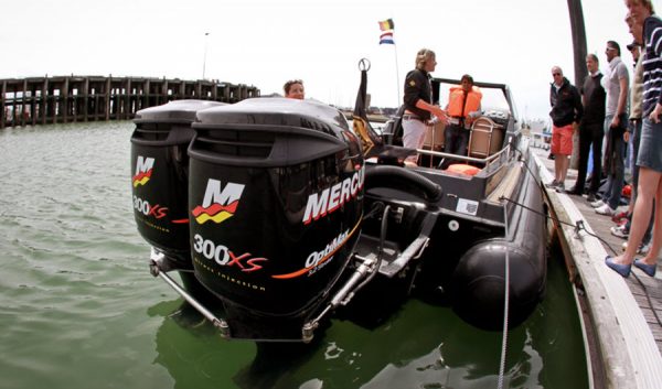 Moteurs hors-bord Mercury d’un powerboat amarré au quai