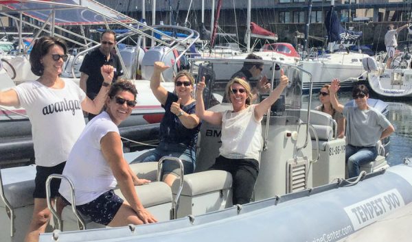 Groupe en t-shirts assortis célébrant à bord d'un bateau