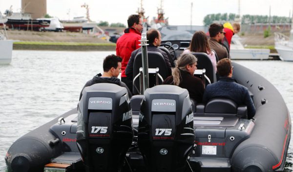Passagers à bord d'un bateau semi-rigide lors d'une excursion en mer