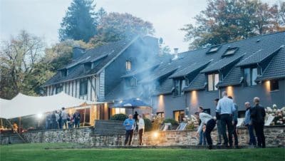 Soirée en extérieur autour d'un feu devant une villa illuminée, événement d'entreprise Xtreme Events