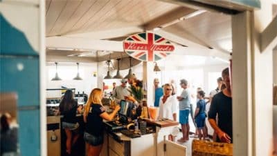 Invités rassemblés autour du bar lors d'un événement
