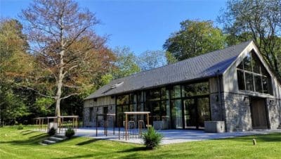 Bâtiment moderne du lieu événementiel entouré d'un jardin
