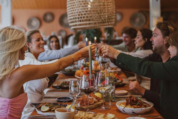 Groupe trinquant lors d'un dîner convivial aux chandelles