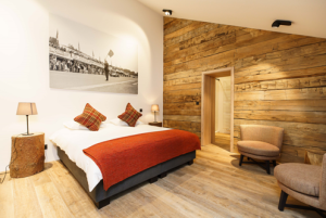 Chambre d'hôtel avec boiseries et éclairage chaleureux