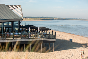 Terrasse de restaurant en bord de mer