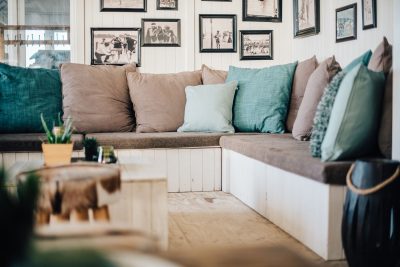 Coin salon cosy avec coussins et cadres photo