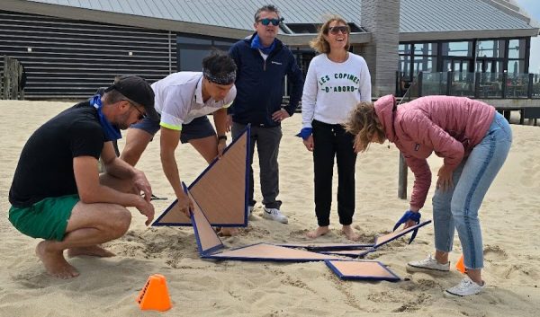 Groupe résolvant une énigme lors d'un jeu de plage