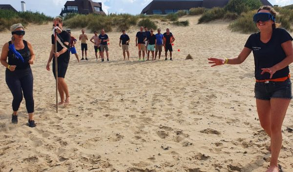 Participants en file lors d'un relais dans les dunes