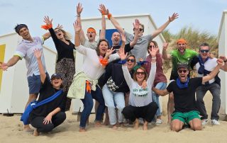 006 Groupe célébrant victorieusement sur la plage