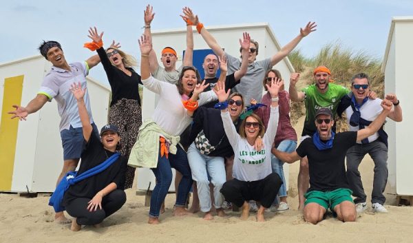 Groupe célébrant victorieusement sur la plage