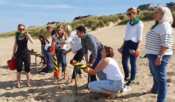 Groupe collaborant sur un défi dans les dunes