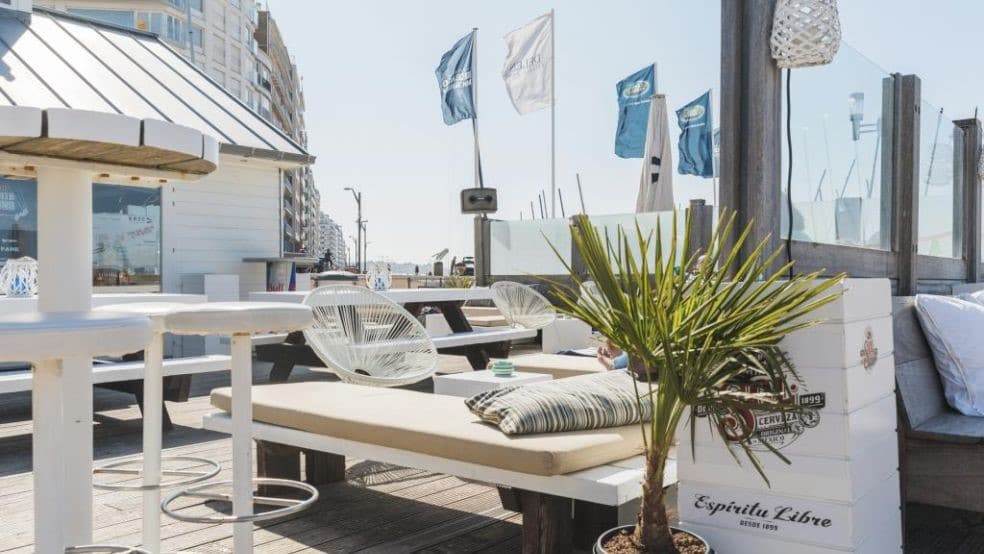Loungeterras aan zee in Knokke