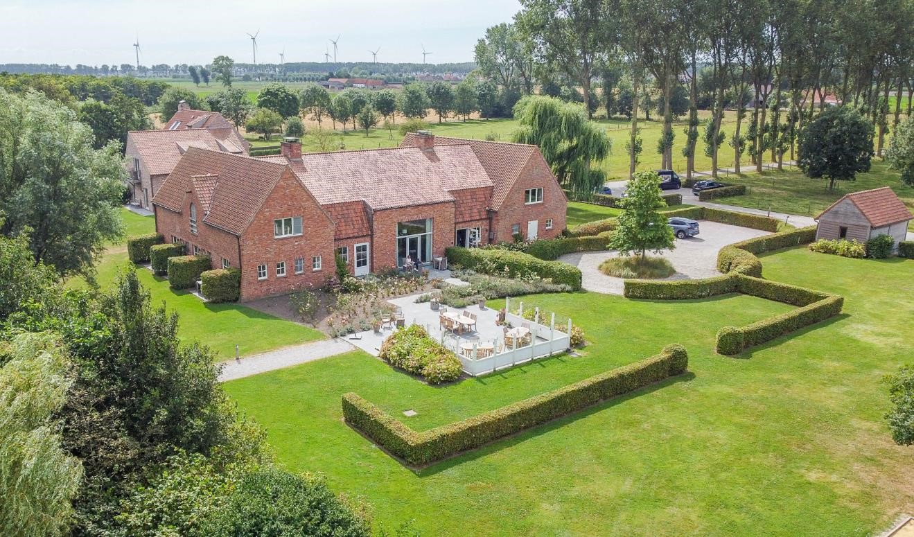 Luchtfoto van Hotel Huyshoeve in het binnenland