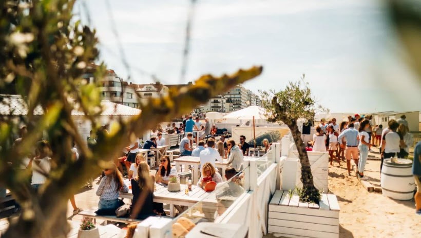 Terrasse d'un beach club à Knokke lors d'un événement d'entreprise