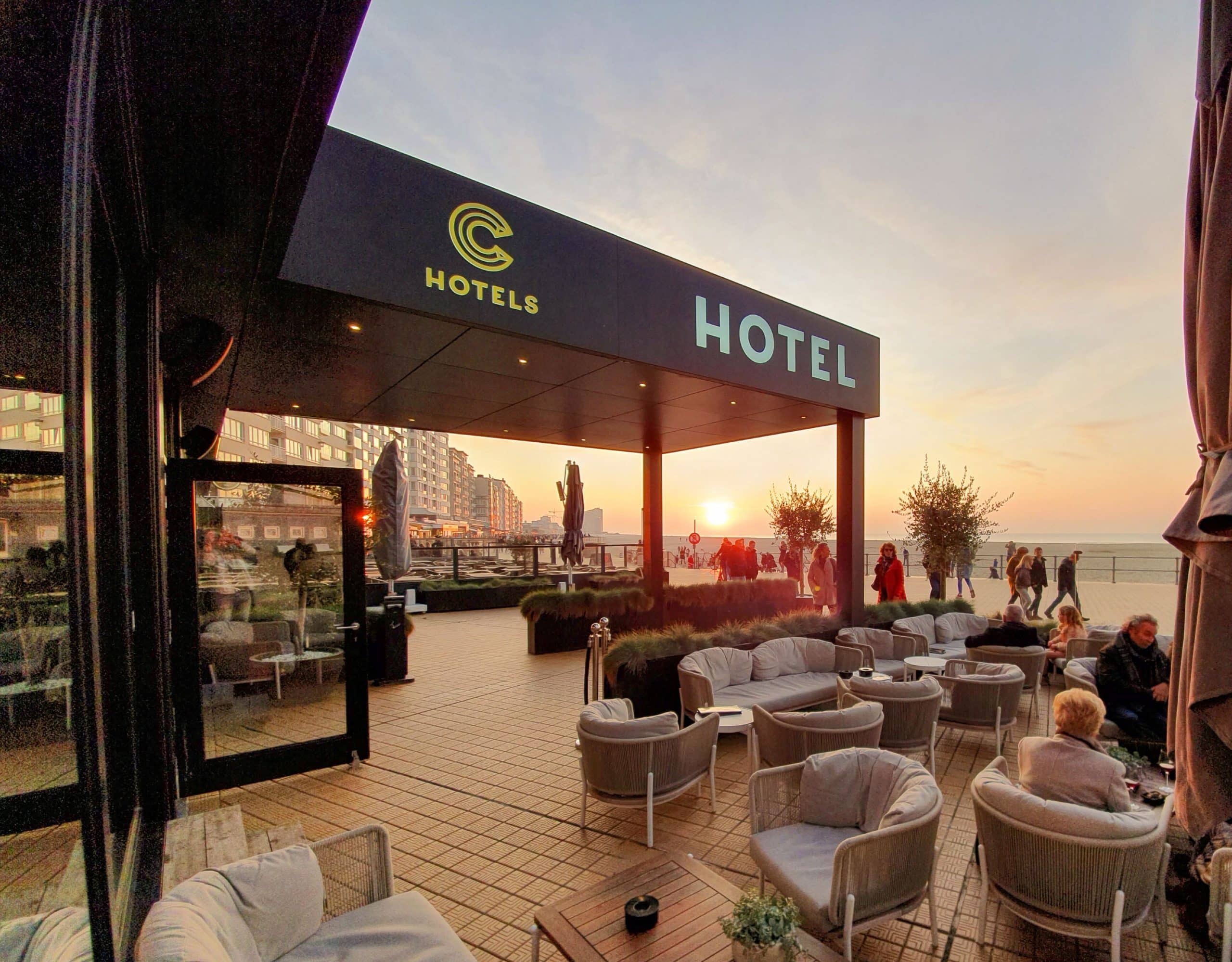 Terrasse du C-Hotels Andromeda face à la plage à Ostende