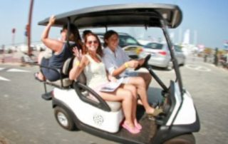 golfcart-groupe-knokke Groep in een golfkarretje tijdens een teambuilding in Knokke