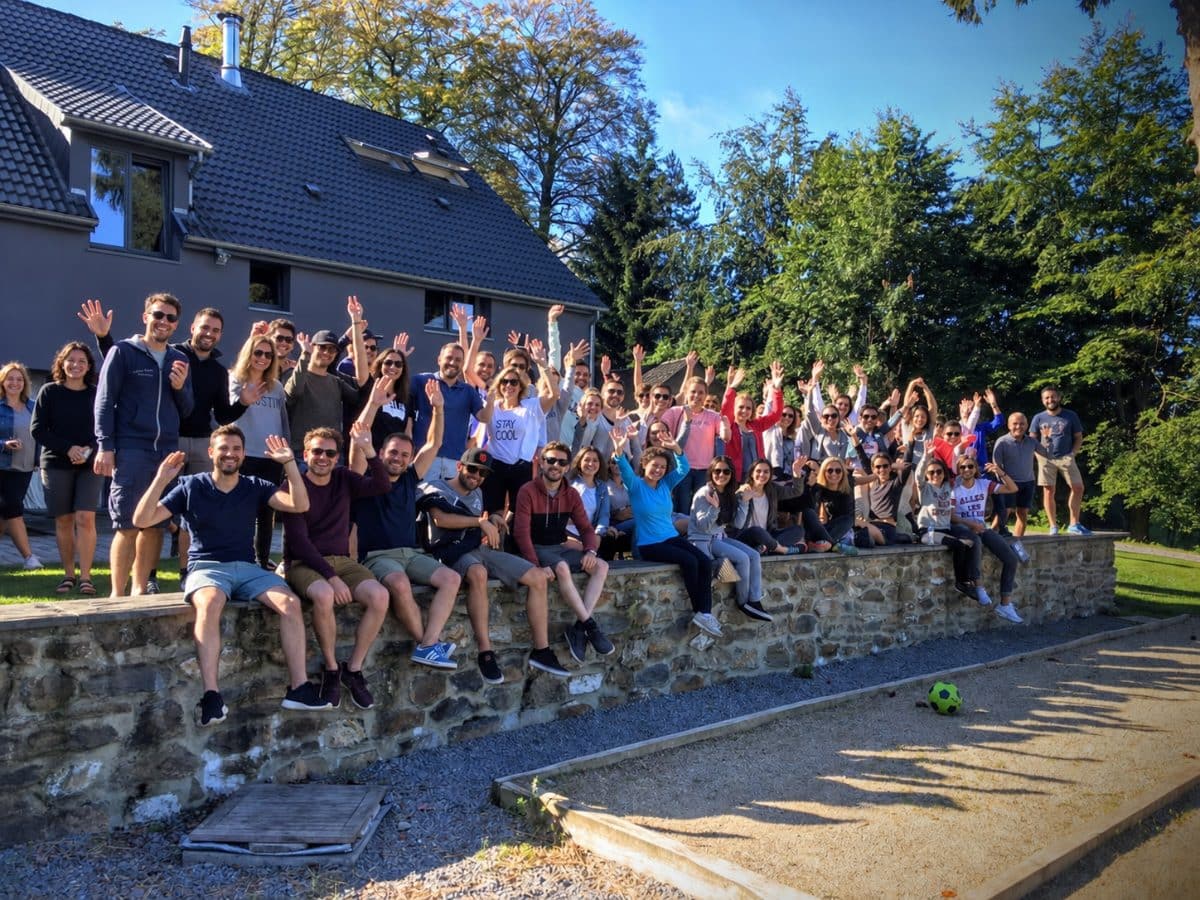 Groupe d’entreprise pendant un séminaire résidentiel à la Résidence Kottage en Ardenne