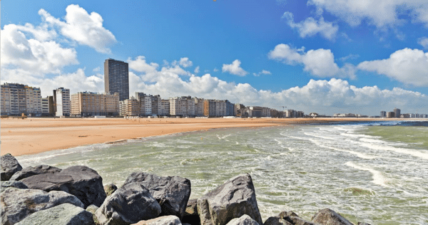 Plage, digue et front de mer d'Ostende sous un ciel bleu