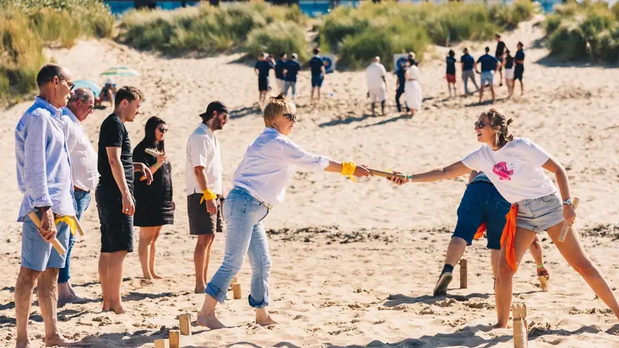 participants au Knokke-Lanta lors d’une épreuve de teambuilding sur la plage