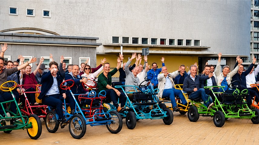 Groupe en go-cart (cuistax) sur la digue lors d'un rallye photo à Ostende