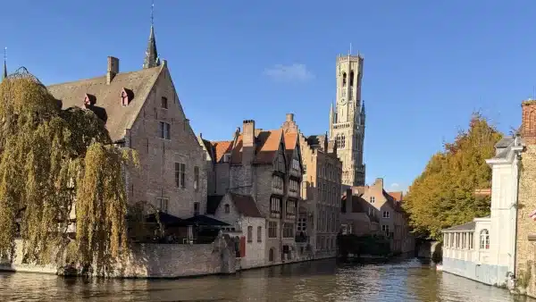 Canal du Rozenhoedkaai et Beffroi de Bruges