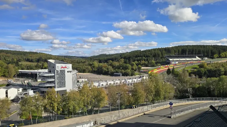 Vue panoramique sur le Raidillon et le Circuit de Spa-Francorchamps dans les Ardennes