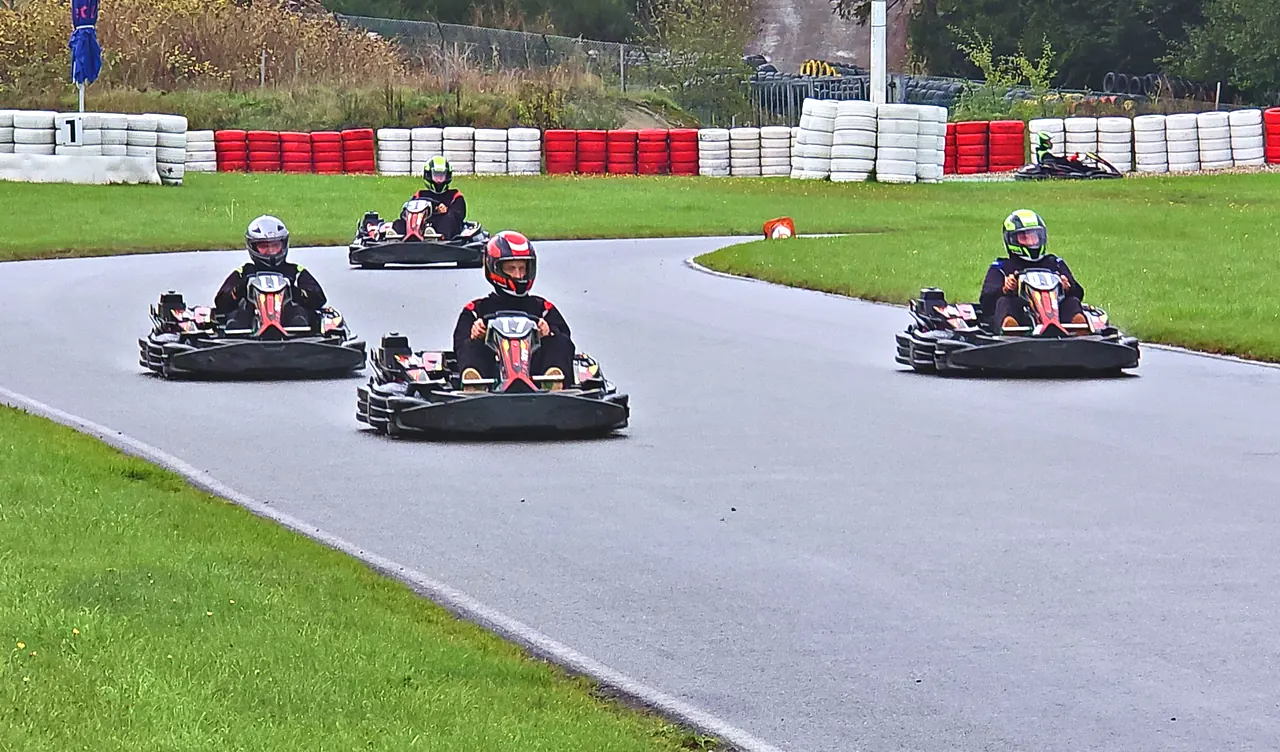 Karts en course sur la piste du RACB Karting Spa-Francorchamps