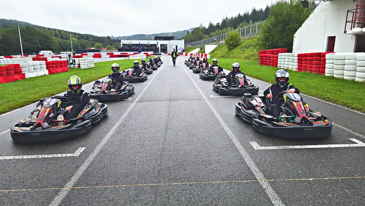 Grille de départ d’une course de karting d’entreprise sur la piste extérieure de Spa-Francorchamps