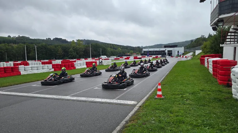 Karts alignés sur la grille de départ de la piste du RACB Karting Spa-Francorchamps