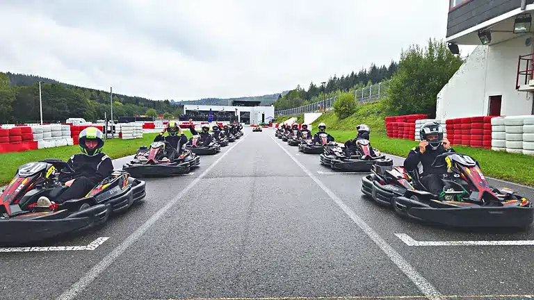 Pilotes alignés sur la grille de départ avant le Grand Prix