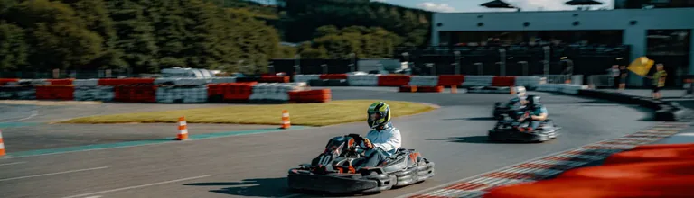 Kart en piste devant le bâtiment du karting de Spa-Francorchamps