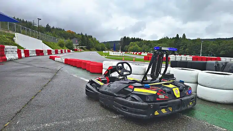 Kart de sécurité équipé de gyrophares bleus au bord de la piste