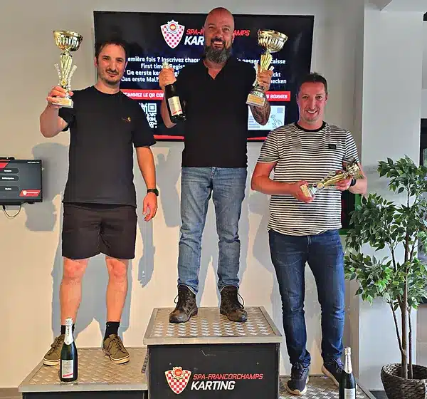Remise des prix : les trois premiers lèvent leurs coupes sur le podium