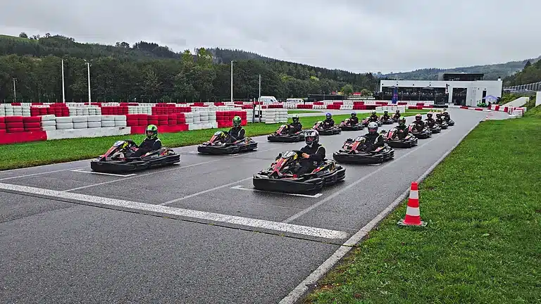 Karts quittant la grille pour rejoindre la piste extérieure de Spa-Francorchamps