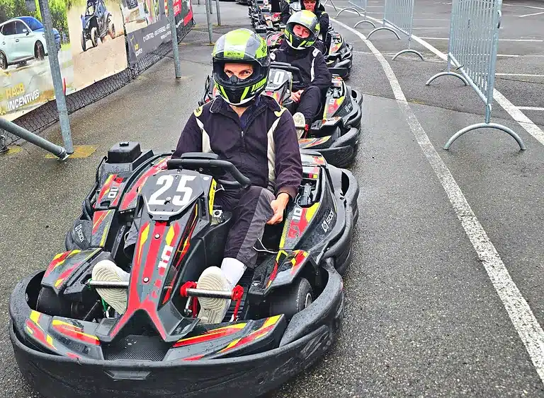 File de karts à la sortie des stands, kart n° 25 en tête