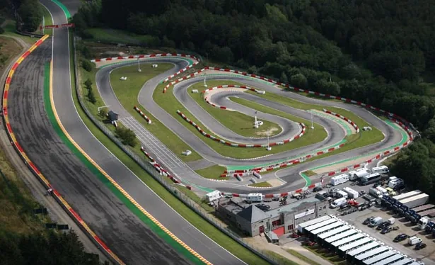 Vue aérienne de la piste de karting, séparée du Circuit de Spa-Francorchamps qui la longe