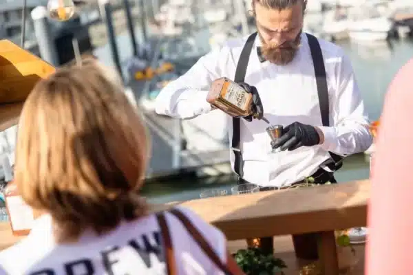 Barman préparant un cocktail en extérieur