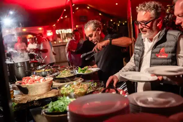 Chefs servant le buffet lors d’une réception au Knokke-Out Zoute