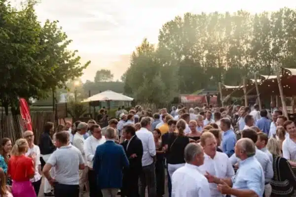 Réception en extérieur au coucher du soleil