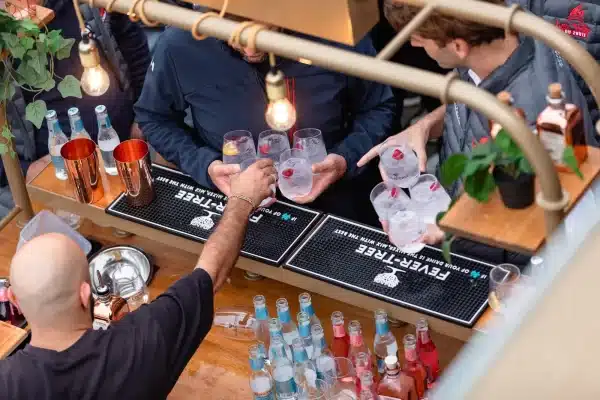Préparation de cocktails au bar, vue du dessus
