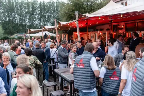 Réception en terrasse sous les tentes éclairées du Knokke-Out Zoute