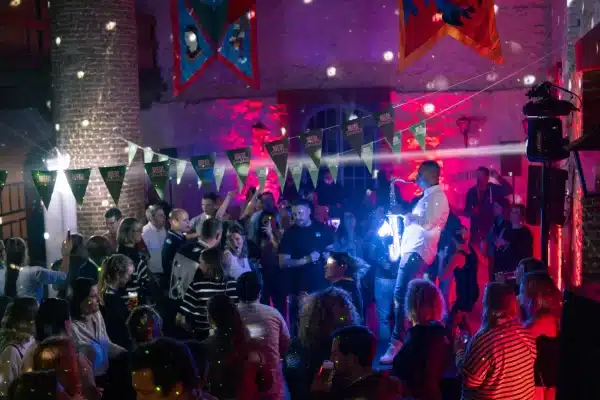 Saxophoniste et invités qui dansent lors d’une soirée d’entreprise à Dinant