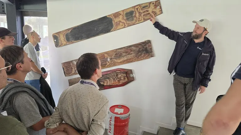 Guide racontant l’histoire du Circuit de Spa-Francorchamps à un groupe d’entreprise