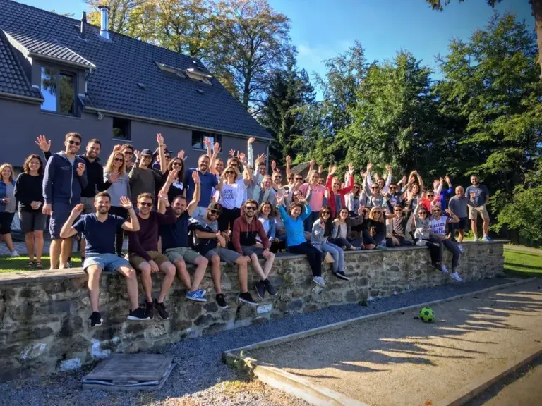 Groupe d’entreprise réuni lors d’un séminaire résidentiel dans l’une de nos résidences privées en Ardenne