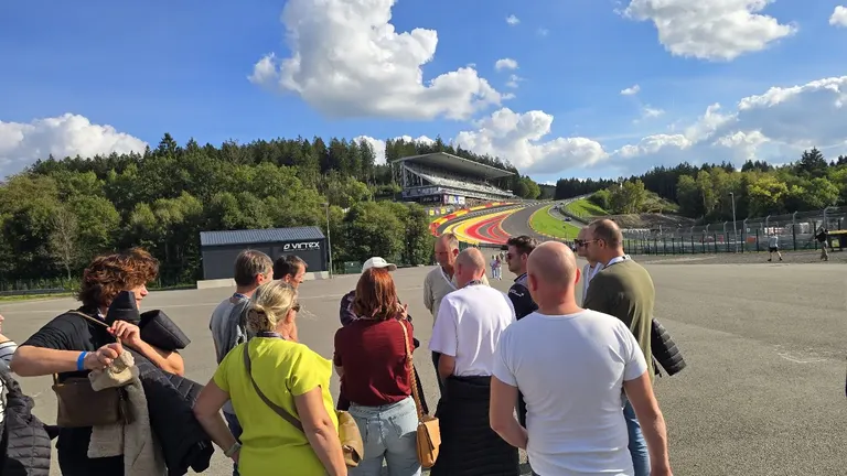 Groupe en visite guidée face au Raidillon du Circuit de Spa-Francorchamps