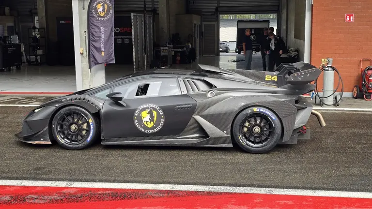 Lamborghini de course dans un garage des paddocks de Spa-Francorchamps