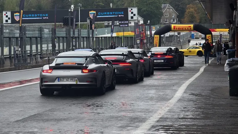 Porsche alignées sous la pluie dans la pitlane du Circuit de Spa-Francorchamps