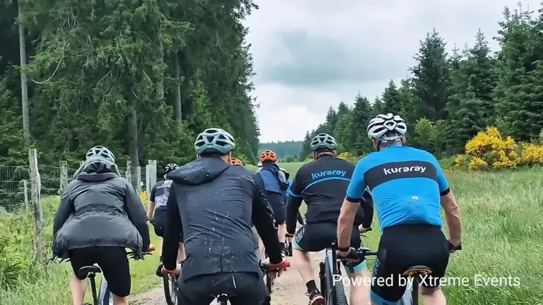 Groupe en VTT électrique sur un chemin forestier autour du Circuit de Spa-Francorchamps